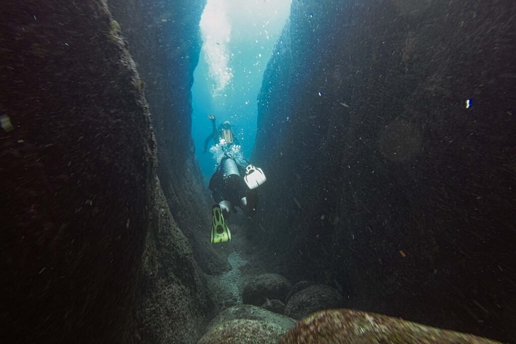 diving-between-the-rocks-MZ275W6.jpeg
